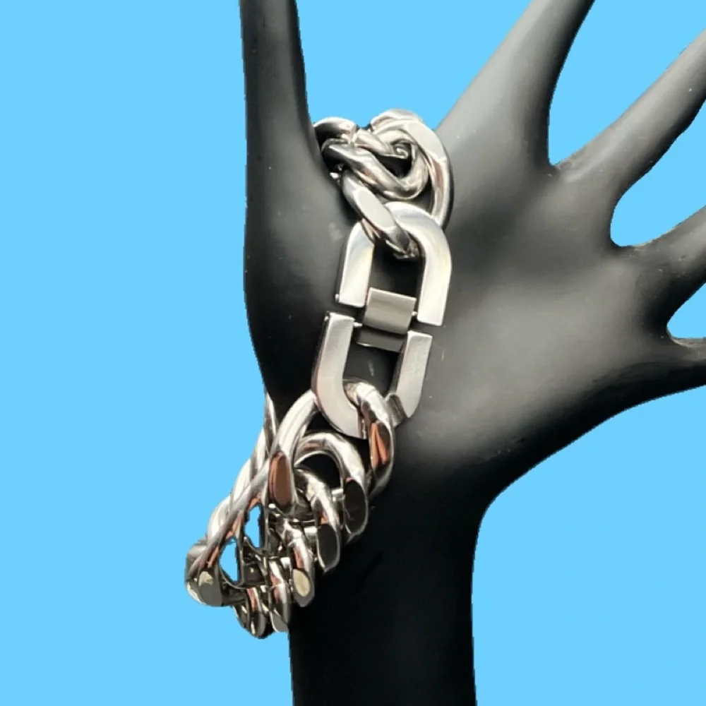 Unbranded bracelet measures